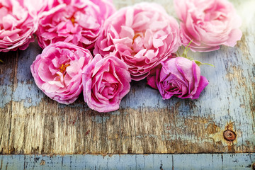 pink roses bouquet on wooden background