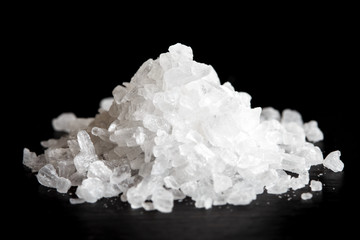 Heap of coarse salt isolated on black. - obrazy, fototapety, plakaty