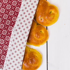 närbild av lussebullar under en kökshandduk