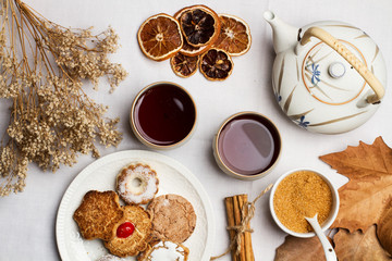 Desayuno con té y galletas
