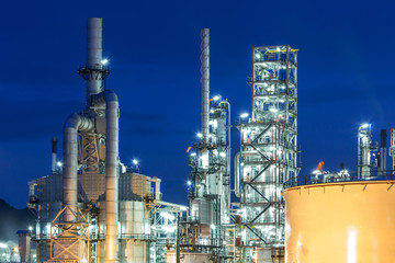 Plakat Petrochemical plant, oil refinery factory with Twilight