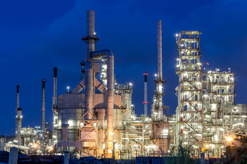 Obraz na płótnie Canvas Petrochemical plant, oil refinery factory with Twilight