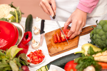 Tomato slices on chopping board
