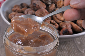 Une cuillère de crème de marron