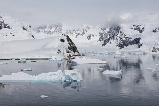 Bahia Paraiso (Paradise Bay), Antarctic Peninsula, Antarctica 