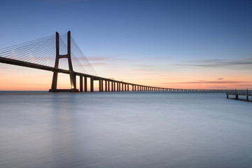 Ponte Vasco da Gama ao Nascer do Sol. Rio Tejo, Lisboa, Portugal.