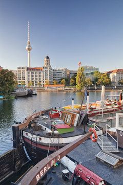 Historical port, Maerkisches Ufer, Spree River, Berliner Fernsehturm (television tower), Berlin, Germany