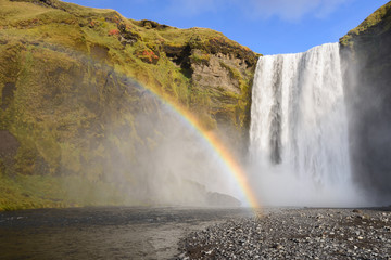 Surpreendente arco iris na famosa cascata de Skogafoss na Islandia.