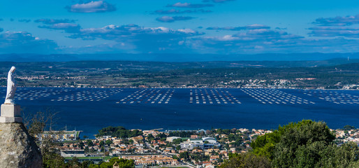 Sète et l'étang de Thau.