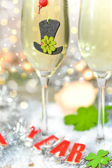 Silvester - Sektgläser und Glücksklee