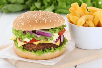 Cheeseburger Hamburger mit Pommes Frites