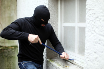 Einbrecher am Kellerfenster