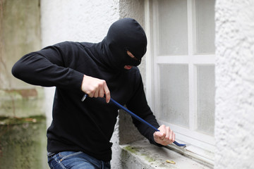 Einbrecher am Kellerfenster