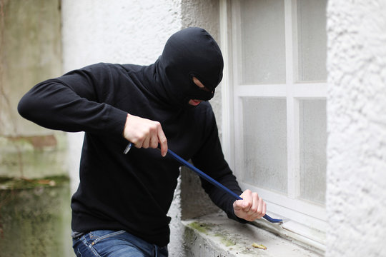 Einbrecher am Kellerfenster