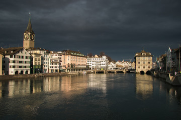 Fototapeta na wymiar Veduta panoramica di Zurigo con il temporale in arrivo