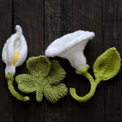  knitted green leaf and white flower background