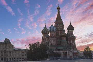 Obraz premium St. Basil's Cathedral on Red Square in Moscow and the morning