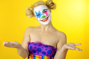 Clown zu Karneval, Fasching oder Fastnacht in Pose für Willkommen oder Präsentation