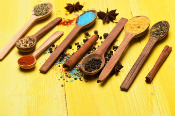 Obraz na płótnie Canvas spicy fragrant spices in spoons