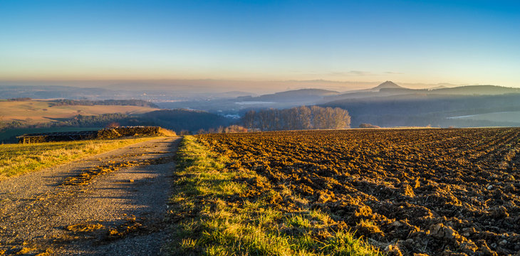 Panorama Blick &uuml;ber das Hegau am Bodensee mit blauen Himmel und Sonnenschein