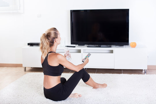 Exercises tv. Дэнс телевизор. Т/И ТВ картинки девушки. Квадрат для телевизора танцы и зарядка. Картинки танцы по телевизору.