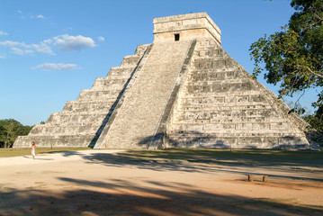 Fototapeta na wymiar Mayan pyramid of Kukulcan El Castillo in Chichen Itza