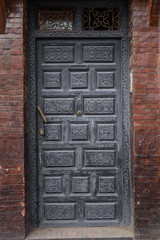Alte arabische Holztür in der Medina von Marrakesch