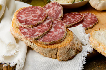 Salame e fette di pane