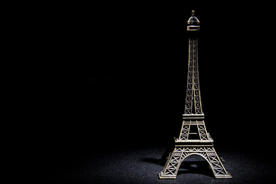 Photo Eiffel Tower statuette on a black background