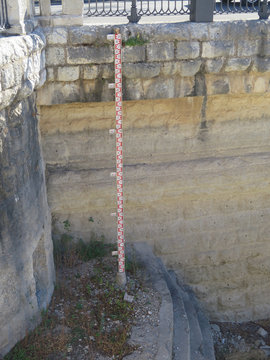 measuring post in reservoir