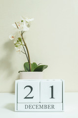 Closeup white wooden calendar with black 21 november word with w