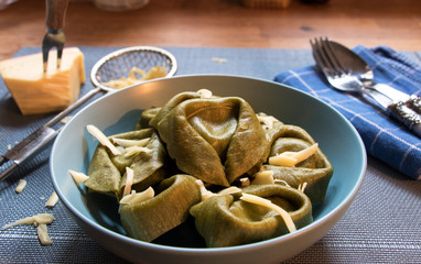Tortellini gefüllt mit Spinat und Käse