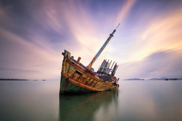 An old shipwreck or abandoned shipwreck. , Wrecked boat abandoned stand on beach or Shipwrecked off the coast of Thailand. - obrazy, fototapety, plakaty