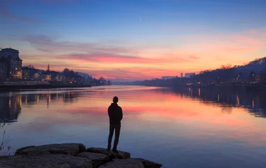 Plexiglas foto achterwand Man geniet van een kleurrijke dageraad aan de rivier de Saône in de stad Lyon. © sanderstock