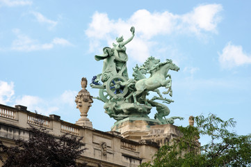 Quadriga decorating the corners of the Great Palace of Fine Arts facade. Located in the eighth district of Paris. Palace Style - Beaux Arts (French beaux-arts.). The work of Georges Resipona 1897.