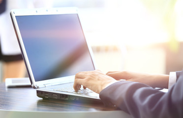 Naklejka premium Business man working on laptop