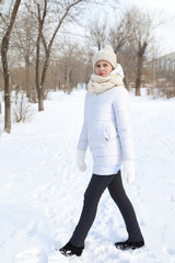Obraz premium The girl's portrait in the winter in the park