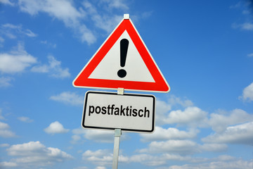 postfaktisch, Wort des Jahres 2016, post-truth, Schlagwort, Politik, populistisch, Populismus, unsachlich, Schild, Warnung, symbolisch, Falschmeldung, Internet, Kunstwort, Gefühl, Soziale Medien