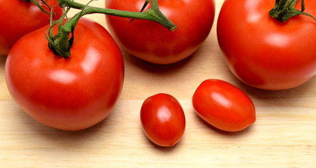 Tomaten und Cherrytomaten auf Holzbrett