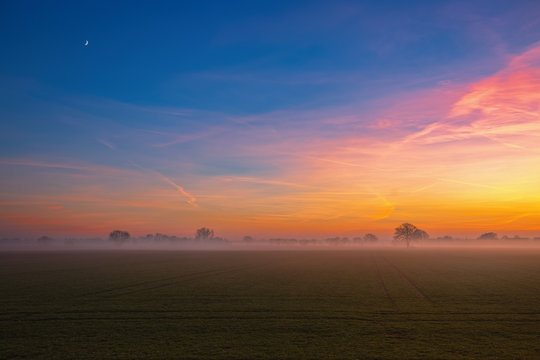 HDR Sonnenuntergang 10 / Sonnenuntergang, Mond und Nebel &uuml;ber der Elbtalaue bei Penkefitz (Landkreis L&uuml;chow-Dannenberg, Niedersachsen). Aufgenommen am 4. Dezember 2016.