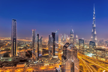 Fototapeta premium Nocna panorama Dubaju z nowoczesną futurystyczną architekturą, Zjednoczone Emiraty Arabskie