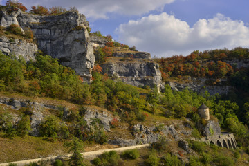 Fototapeta na wymiar La route dans les roches de Rocamadour (46500), département du Lot en région Occitanie, France