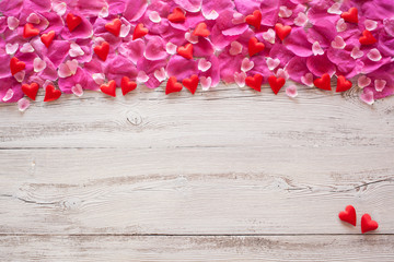 Panele Szklane  Drewniane tło z płatkami róż i sercami