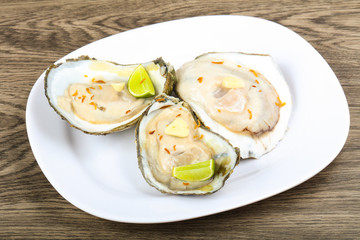 Raw oysters with lime