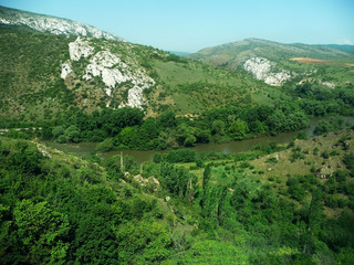 Krajobraz - malownicze wzgórza i doliny w Grecji 