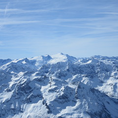 Freie Sicht über Gipfel der Alpen in Europa und viel Schnee 