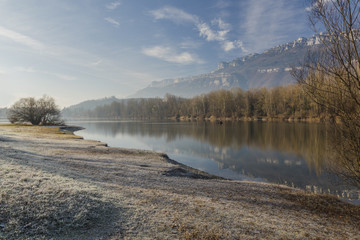 Fototapeta premium Plan d'eau des Lônes - Pontcharra - Isère.
