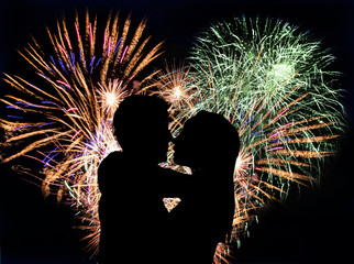 küssendes Paar vor einem Feuerwerk in Herzform