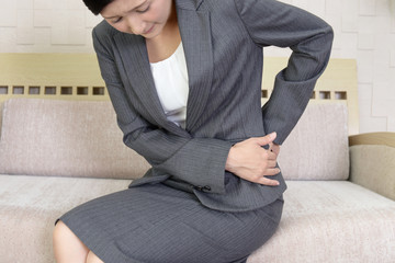 腰痛を訴える女性