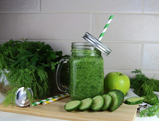 смузи зеленый из свежей зелени,огурцов и яблок